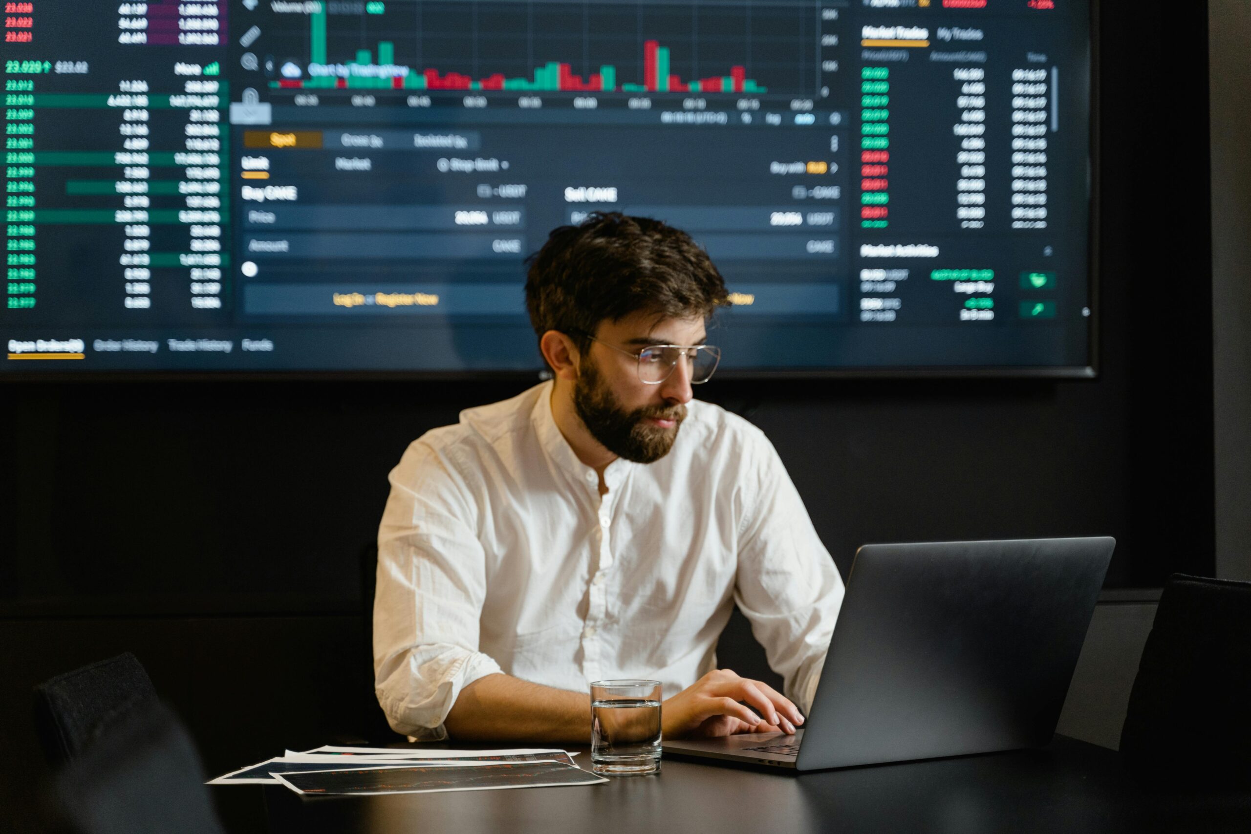 A man searching best stocks